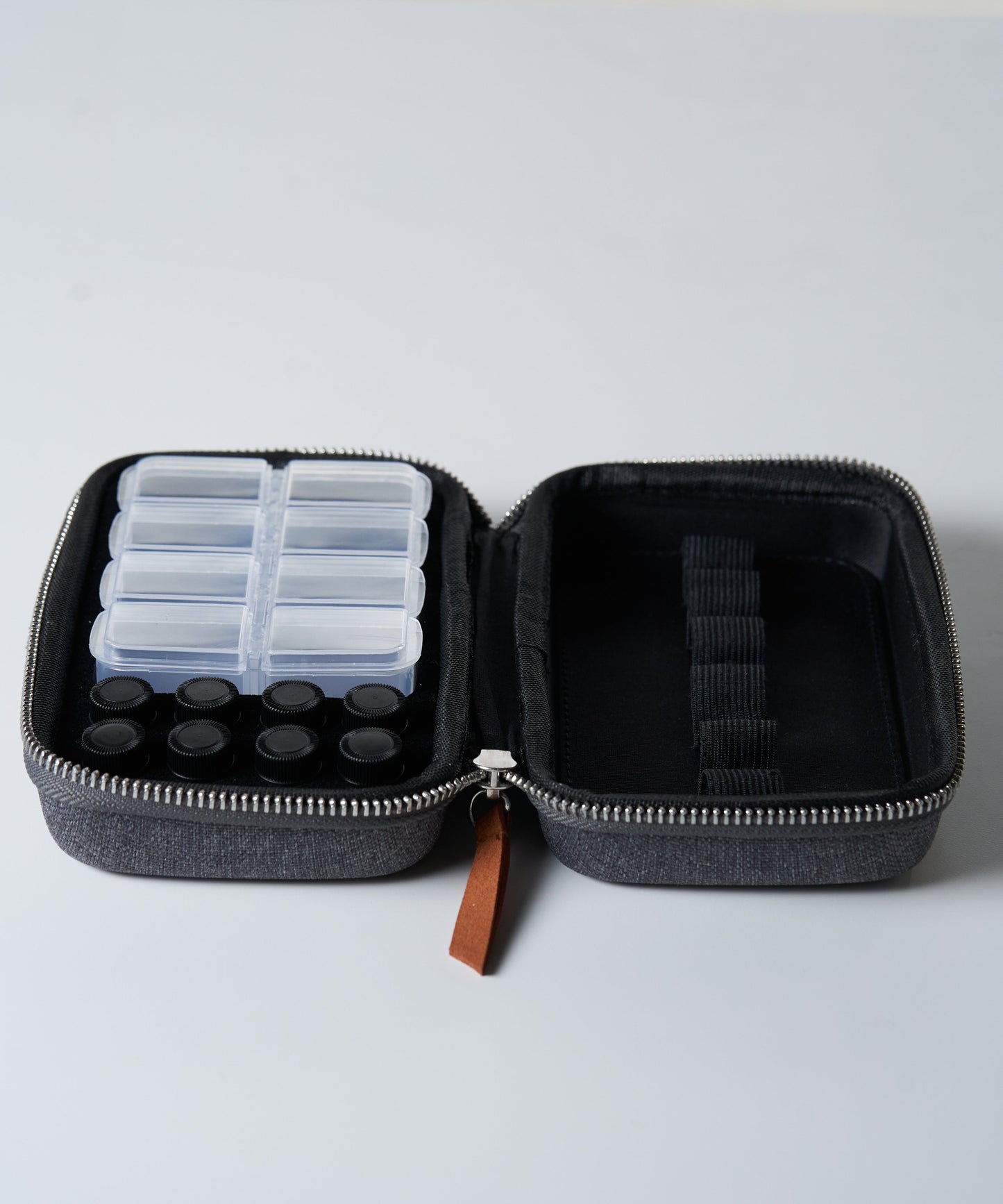 Estuche de Suplementos y Esenciales gris