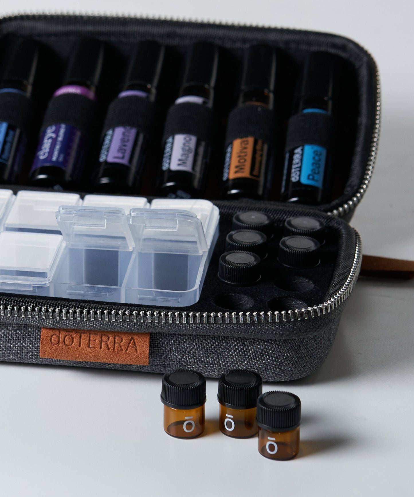 Estuche de Suplementos y Esenciales gris